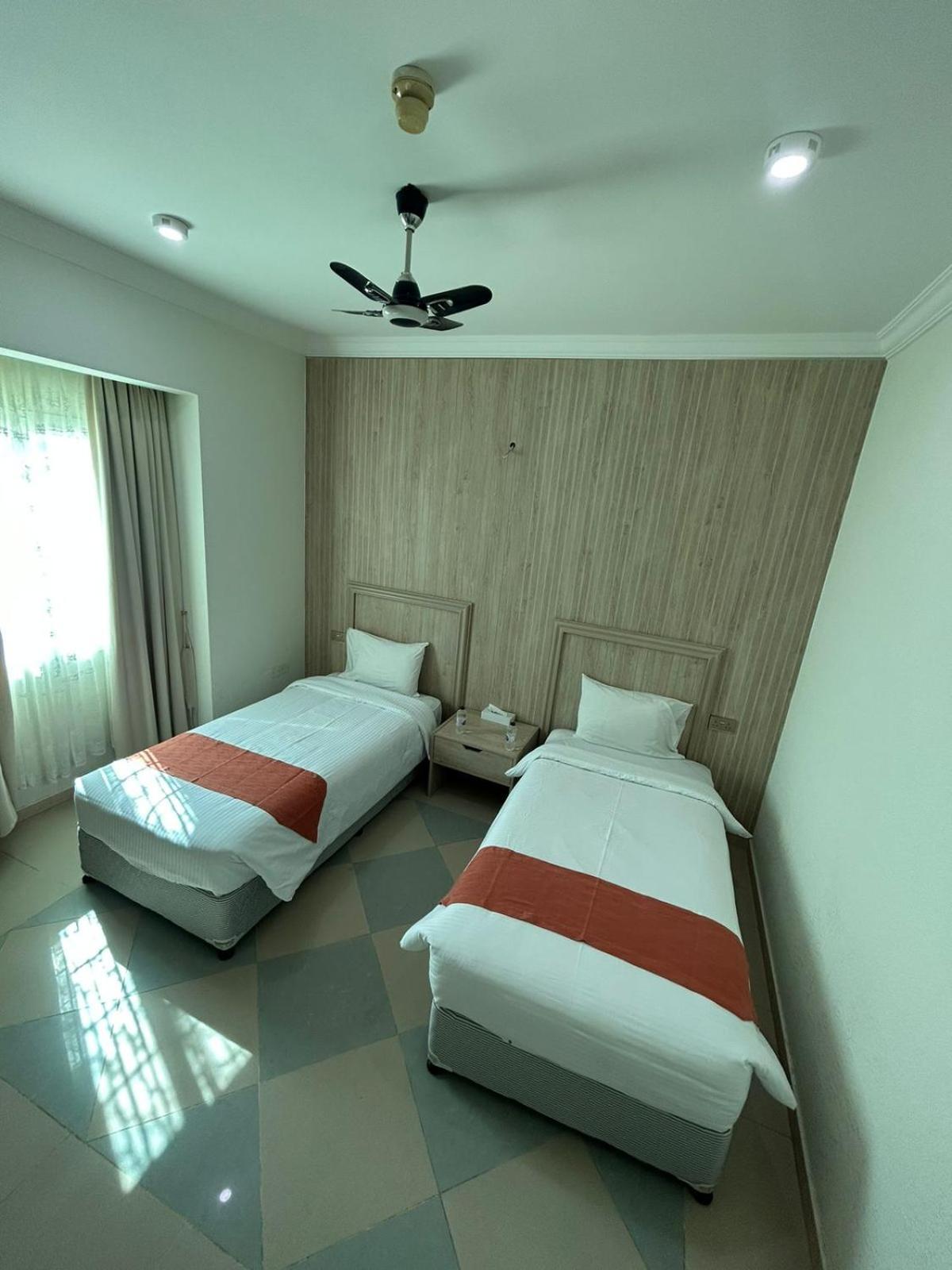 ניזווא Safari Hotel מראה חיצוני תמונה