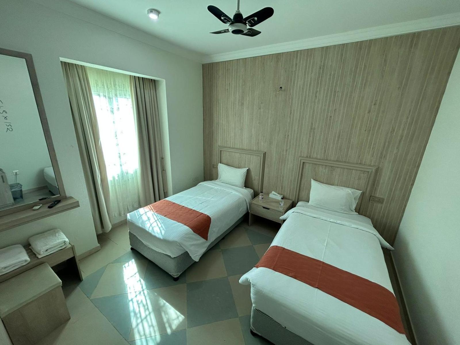 ניזווא Safari Hotel מראה חיצוני תמונה