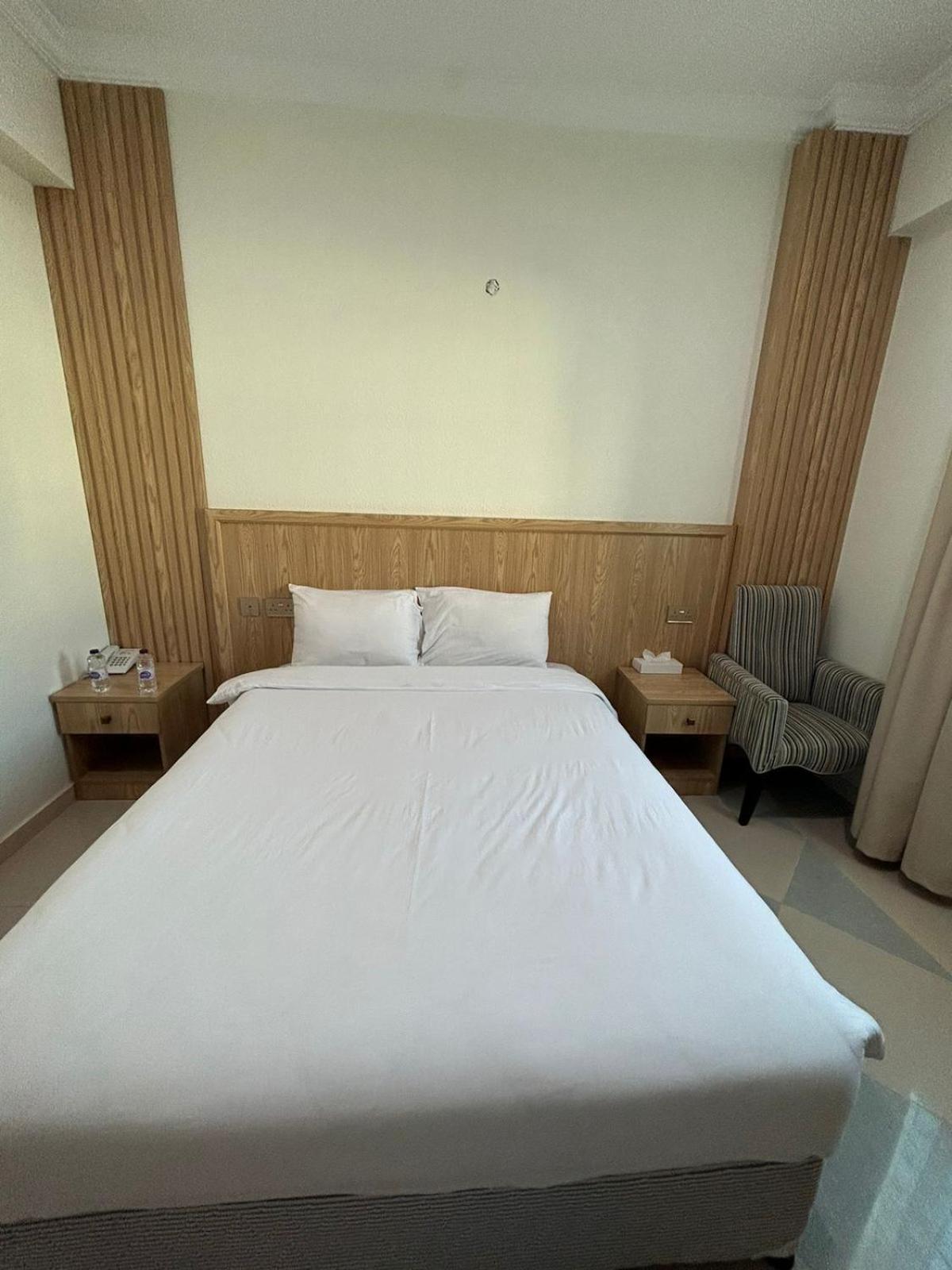 ניזווא Safari Hotel מראה חיצוני תמונה