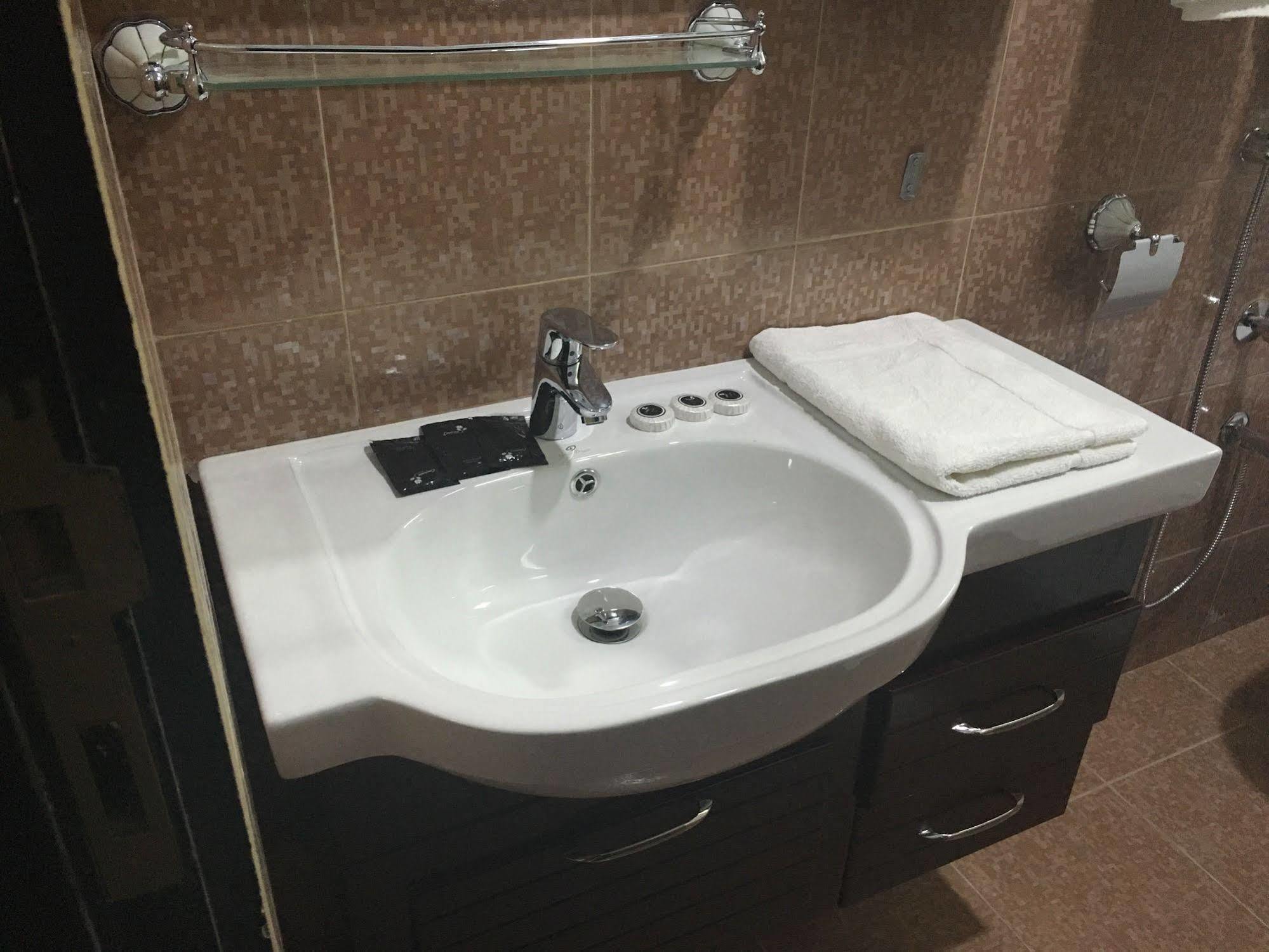 ניזווא Safari Hotel מראה חיצוני תמונה