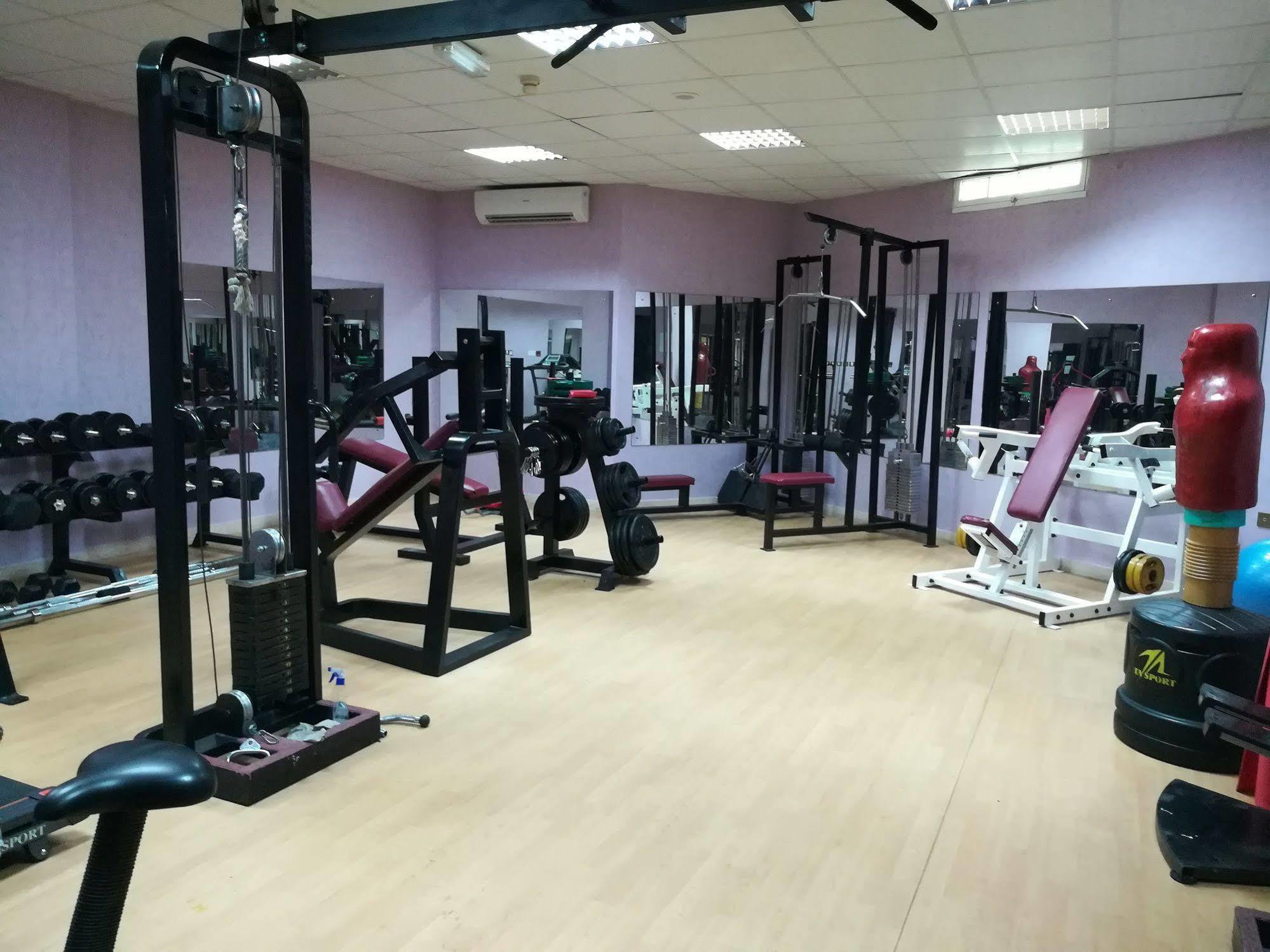 ניזווא Safari Hotel מראה חיצוני תמונה